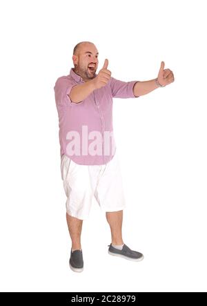 Un uomo ispanico in piedi in scatti in bianco e una camicia a righe stese il suo braccio con thumps up, isolato per sfondo bianco Foto Stock