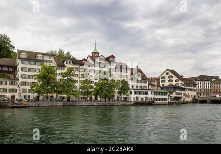 Argine del fiume Limmat, Zurigo Foto Stock