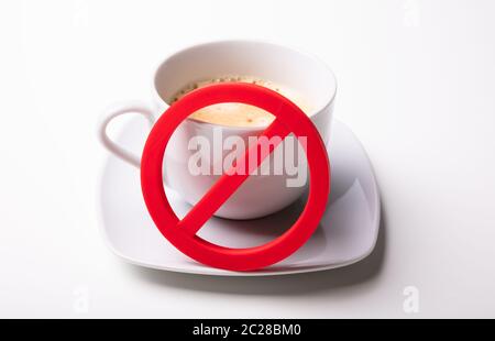 Una vista aerea di Rosso nessun segno sulla tazza di caffè su sfondo bianco Foto Stock