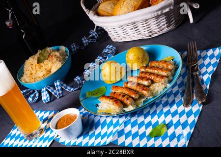 bratwurst di turingia con crauti e gnocchi Foto Stock