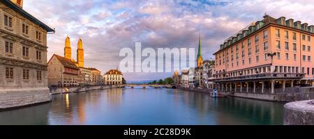 Famose chiese Fraumunster, Grossmunster e Wasserkirche lungo il fiume Limmat all'alba nel centro storico di Zurigo, la città più grande della Svizzera Foto Stock