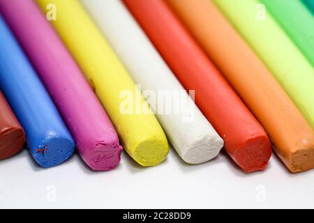 i bambini colorati giocano l'impasto si trova in una fila l'uno accanto all'altro Foto Stock