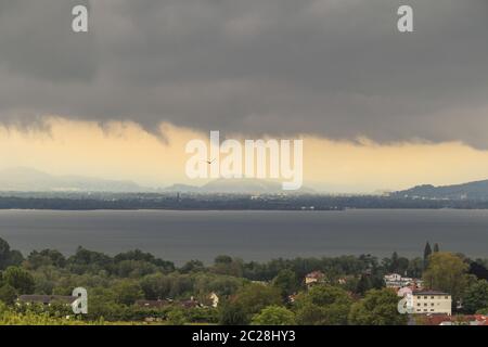 Vista sul lago di Costanza, immagine d'atmosfera con nuvole, sole e uccelli Foto Stock