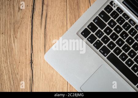 Computer portatile su una scrivania rustica in legno, ufficio a casa Foto Stock