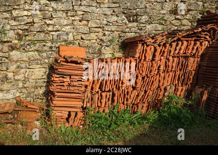 Pila di vecchi tegole del tetto Foto Stock