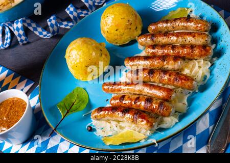 bratwurst di turingia con crauti e gnocchi Foto Stock