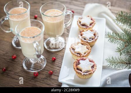 Bicchieri di eggnog con torte di tris Foto Stock