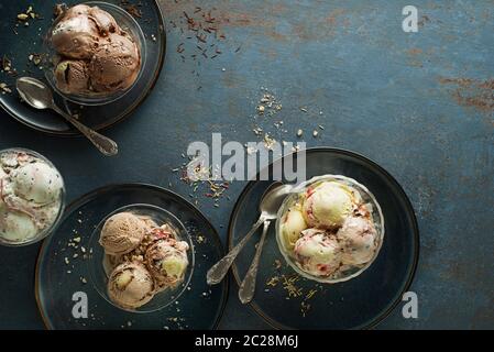 Varietà di gelato scoop con cioccolato e vaniglia sapore fruttato Foto Stock