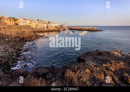 Los Abrigos, Tenerife, Spagna. Los Abrigos è un piccolo villaggio di pescatori in Granadilla de Abona nel sud dell'isola di Tenerife Foto Stock