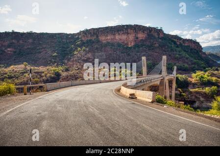 Vista alla valle con il nuovo ponte sul fiume di montagna il Nilo Blu nei pressi di Bahir Dar, Etiopia. Foto Stock