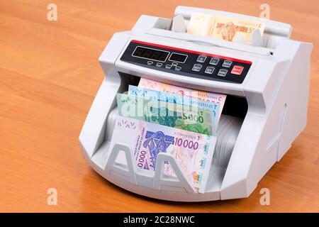 West African soldi in una macchina di conteggio Foto Stock