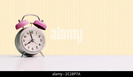 Sveglia bianca in stile retrò, spazio isolato e per la copia, rosa giallo Foto Stock