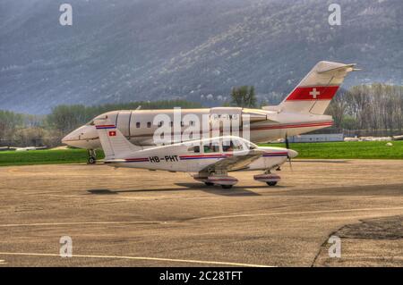 Due aerei in Ticino, Svizzera, all'aeroporto di Locarno Foto Stock