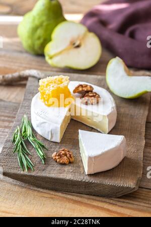 Formaggio Camembert con pere e noci sul pannello di legno Foto Stock