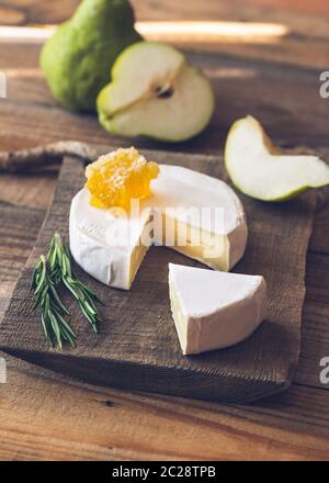 Formaggio Camembert con pere e noci sul pannello di legno Foto Stock