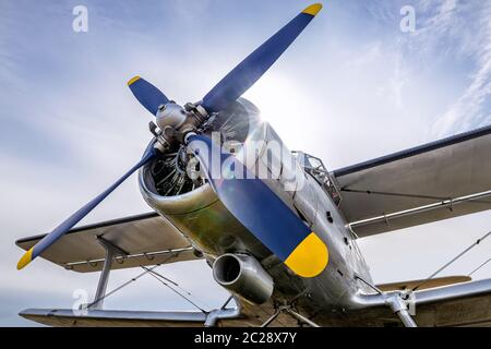 elica di un aereo storico contro il cielo asunny Foto Stock