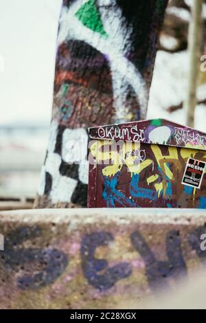 Graffiti urbani su alberi e pareti Foto Stock