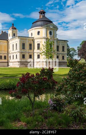 Castello di Kravare, wirth Kaple sv. Michala cappella e rododendro fiorito, ruscello e cielo blu con poche nuvole nella repubblica Ceca Foto Stock