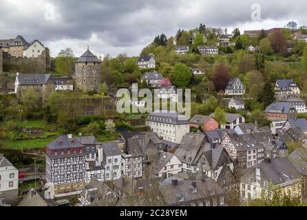 Vista di Monschau e castello dalla collina, Germania Foto Stock