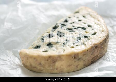 Formaggio blu sulla carta bianca Foto Stock