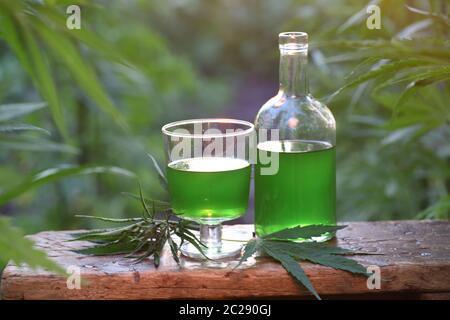 Vino di cannabis in bottiglia Foto Stock