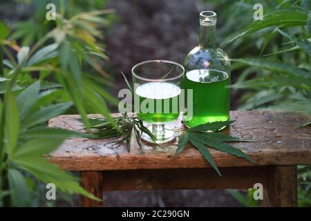 Vino di cannabis in bottiglia Foto Stock