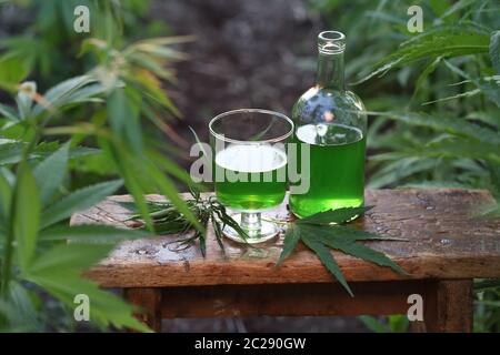 Vino di cannabis in bottiglia Foto Stock