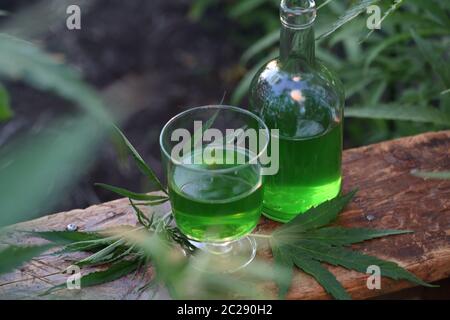 Vino di cannabis in bottiglia Foto Stock