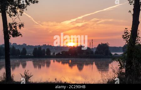 Alba colorata su un piccolo lago vicino al villaggio Foto Stock