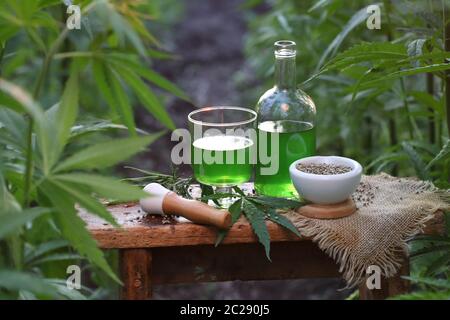 Vino di cannabis in bottiglia Foto Stock