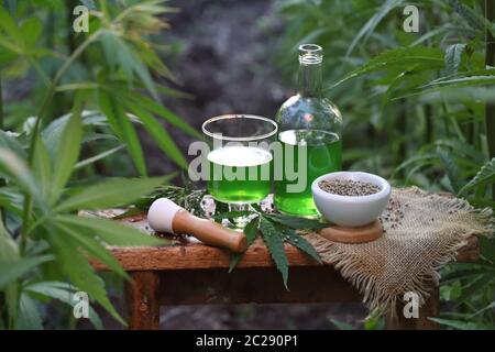 Vino di cannabis in bottiglia Foto Stock