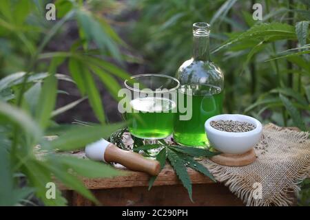 Vino di cannabis in bottiglia Foto Stock