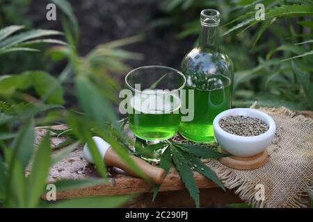 Vino di cannabis in bottiglia Foto Stock