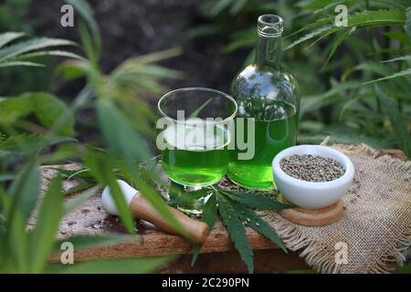 Vino di cannabis in bottiglia Foto Stock