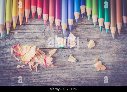 Creatività: Matite multicolore su tavolo rustico in legno Foto Stock