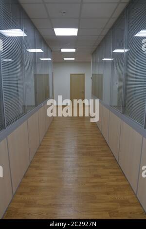 Corridoio per uffici in una moderna area di produzione industriale Foto Stock
