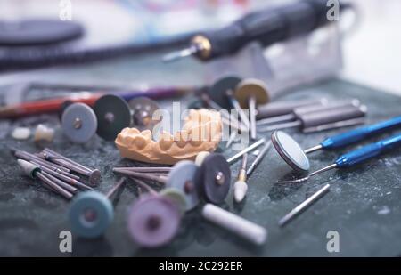 Dente artificiale che viene svolto da una protesi dentaria specialista. Foto Stock