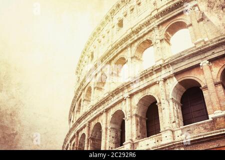 Colosseo a Roma. L'Italia. Modificato come vintage foto con posto libero per il tuo testo sul lato sinistro. Foto Stock