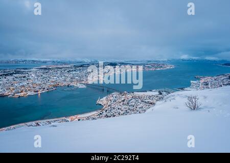 Vista aerea della città di Tromso in inverno dal monte Storsteinen battuta, 421 m sopra il livello del mare , nel nord della Norvegia Foto Stock