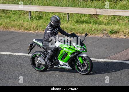 Green KAWASAKI Z1000SX; motociclista; due ruote di trasporto, moto, veicolo, strade, moto, motociclisti che guidano a Chorley, Regno Unito Foto Stock