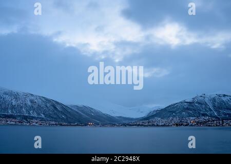 Vista panoramica della Tromsoysundet stretto in Tromso, Norvegia settentrionale Foto Stock
