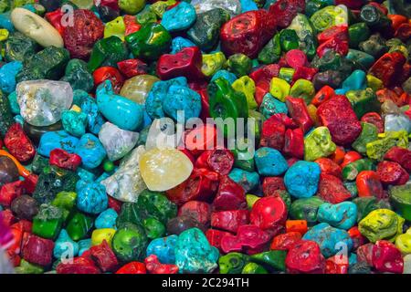 Varie pietre, minerali, gemme. Sfondo naturale di pietre. Elementi di bead. Foto Stock