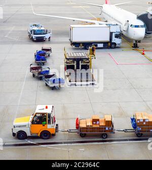 Aerei, pacchi, portarivali, aeroporto Foto Stock