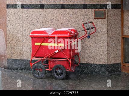 Portalettere Mail Delivery Carrello a neve a Londra Foto Stock