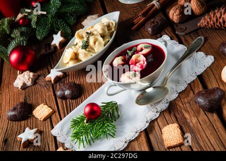 Tradizionale borscht della vigilia di Natale polacca con gnocchi Foto Stock