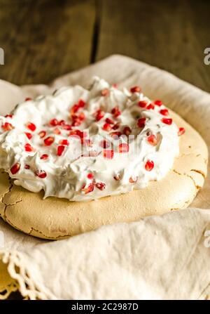 Pavlova meringa con i semi di melograno Foto Stock