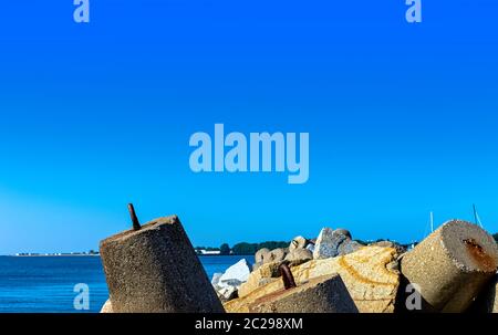 Blocchi di breakwater di calcestruzzo in Hel, Pomerania, Polonia Foto Stock