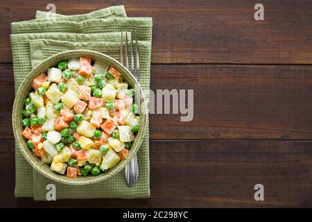Freschi Fatti in casa Russo vegetariano o Olivier insalata di patate, carote, piselli, uova sode e una medicazione di maionese, fotografato il sovraccarico con Foto Stock
