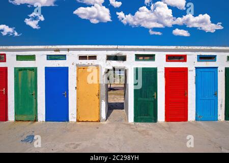 Jadrija spiaggia cabine colorate vista, destinazione turistica dell'arcipelago di Sibenik di Croazia Foto Stock