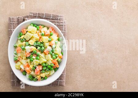 Freschi Fatti in casa Russo vegetariano o Olivier insalata di patate, carote, piselli, uova sode e una medicazione di maionese, fotografato il sovraccarico con Foto Stock